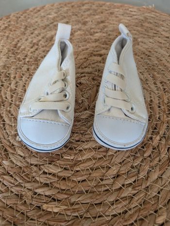 Chaussures naissances comme neuves