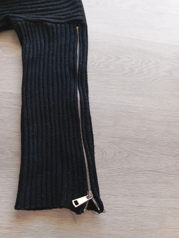 Pull court à col noir avec fermeture éclair sur les manches - photo numéro 2
