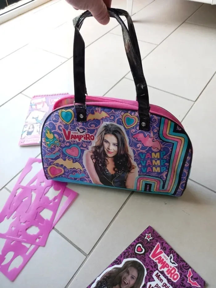 Lot articles Chicca Vampiro : Sac + livre+ bracelet + jeu