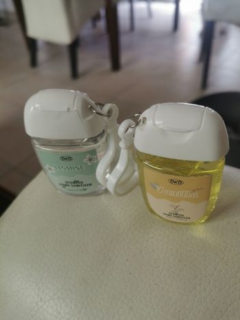 Lot de 2 porte clés gel hydroalcoolique neufs jasmin et vanille