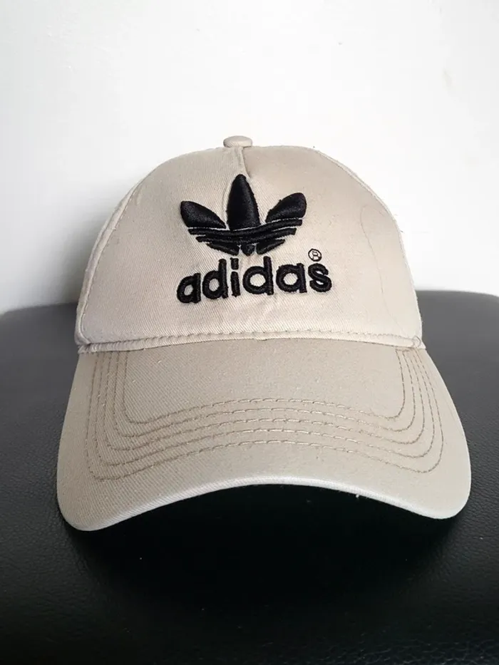 Casquette Adidas beige brodée noir