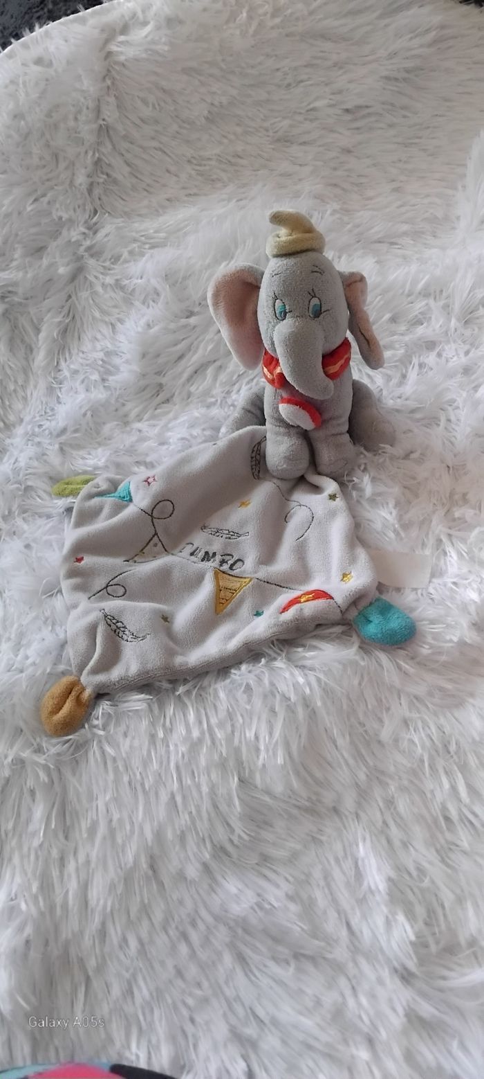 Doudou peluche éléphant Dumbo avec mouchoir ,fanions ,plumes- Disney