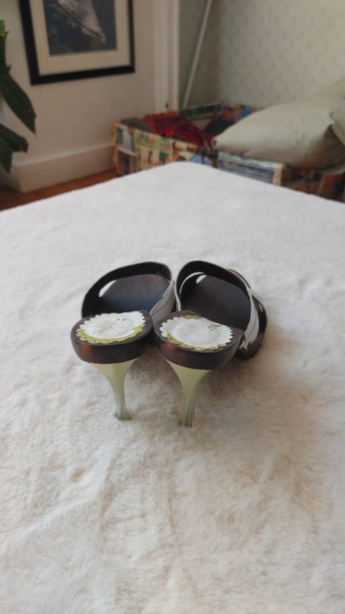Magnifique mule escarpins vintage ouverts en cuir et bois talon fine transparente - photo numéro 14