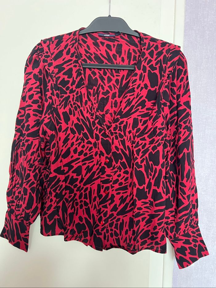 Chemisier noir et rouge
