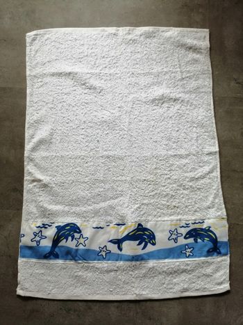 serviette blanche dessins dauphins