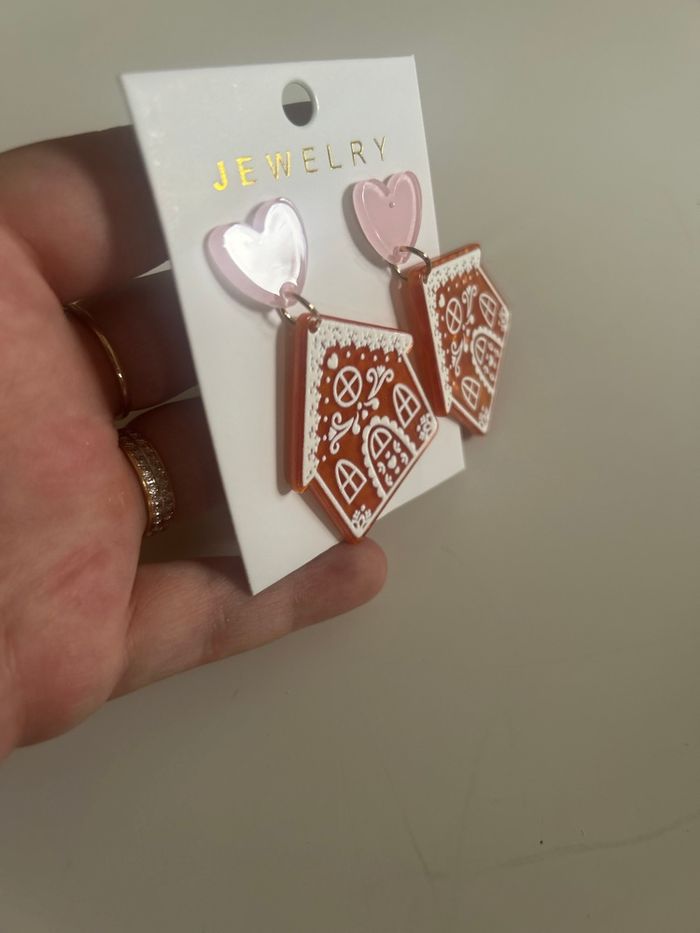 Boucles d’oreilles thème Noël  NEUVES avec étiquette  pour femme maison pain d’épices - photo numéro 5