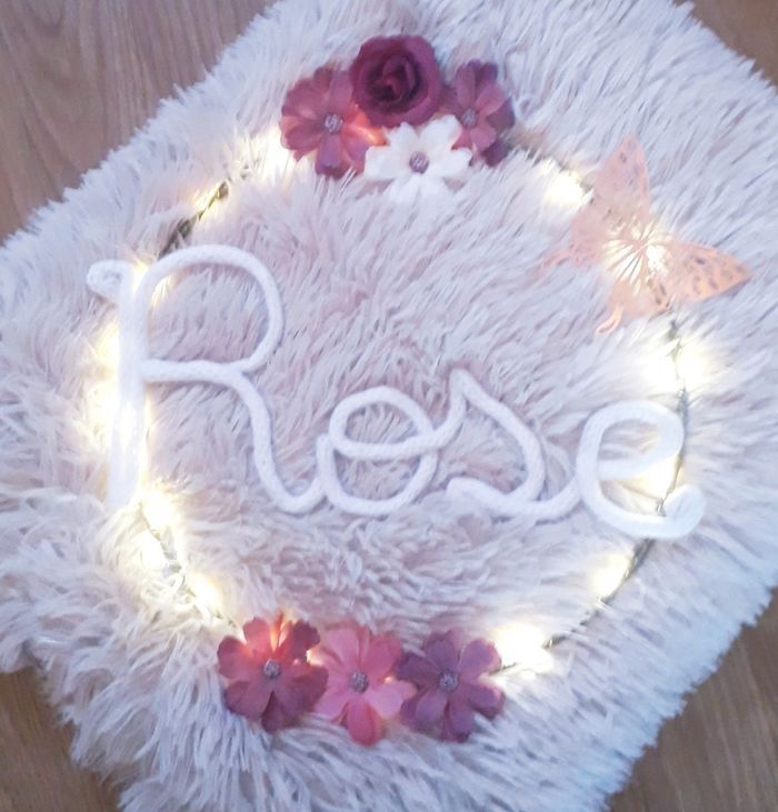 Décoration murale couronne fleur prénom personnalisé tricotin fait main guirlande lumineuse chambre bébé - photo numéro 5