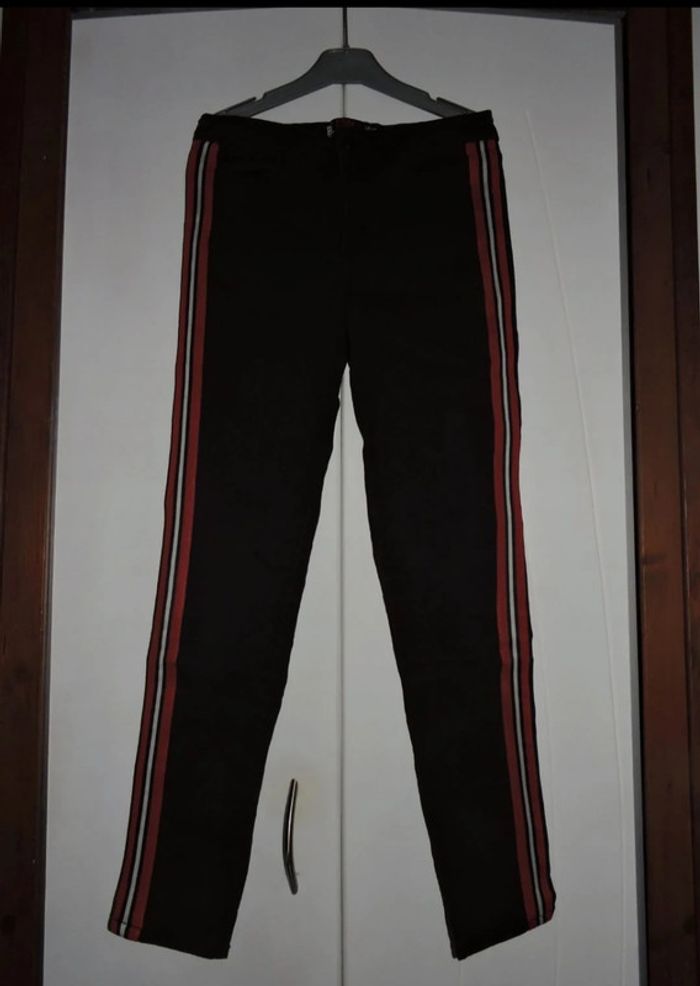 Jean noir avec bandes rouge/noirre/blanche