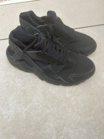 Baskets noire huarache pointure 39 TBE
