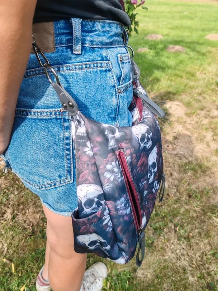 Sac à main gothique dark romance noir blanc bordeau crâne et fleurs - photo numéro 3