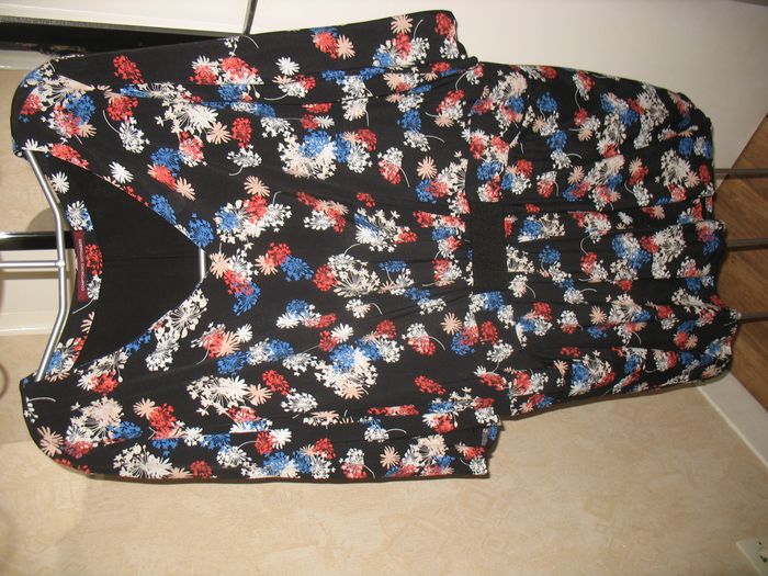 ROBE NOIRE A FLEURS "COMPTOIR DES COTONNIERS" - TAILLE 44 - n° 03