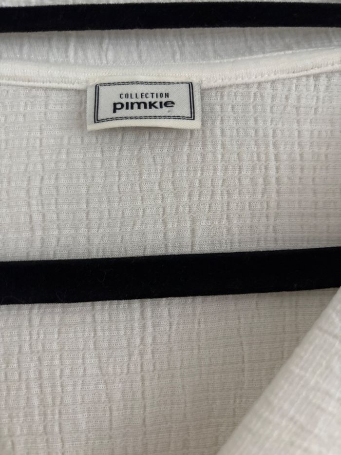 Top blanc effet froissé avec boutons différents - photo numéro 2