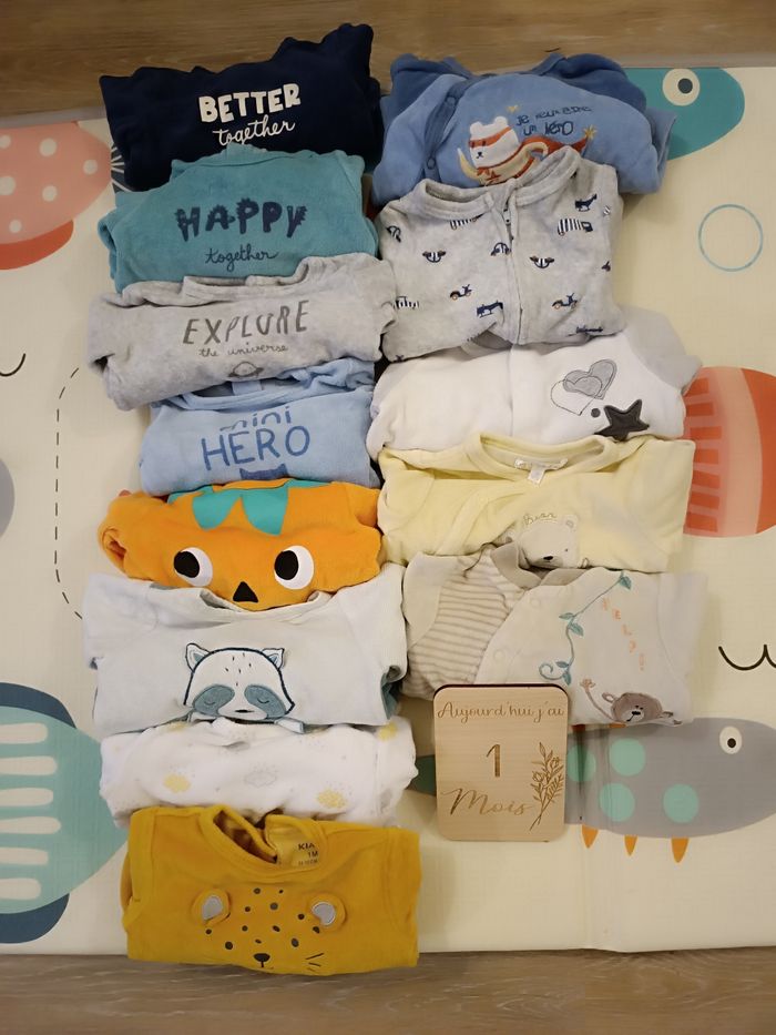 Lot de 13 pyjamas taille 1 mois