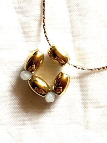 Collier Pendentif Carré Ovales Dorés Petites Perles Blanches Facettes Bijou Doré Fantaisie Femmes