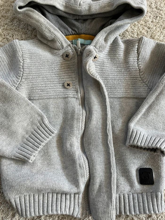 Gilet à capuche gris marque Obaïbi taille 23 mois - photo numéro 7