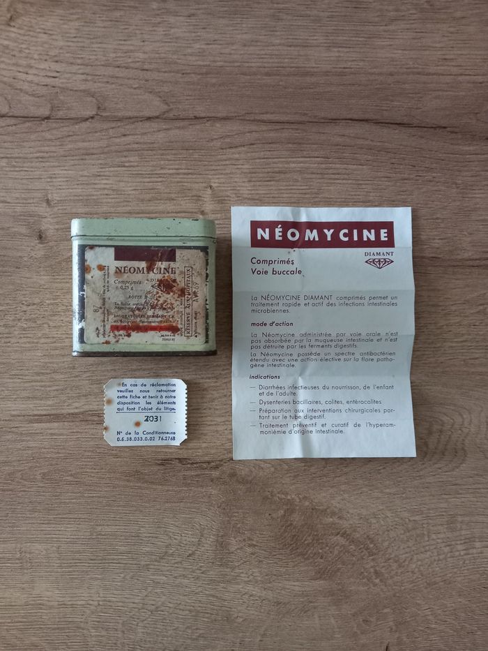 Boite ancienne en métal.