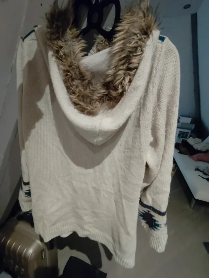 Gilet capuche ponpons cocooning - photo numéro 3
