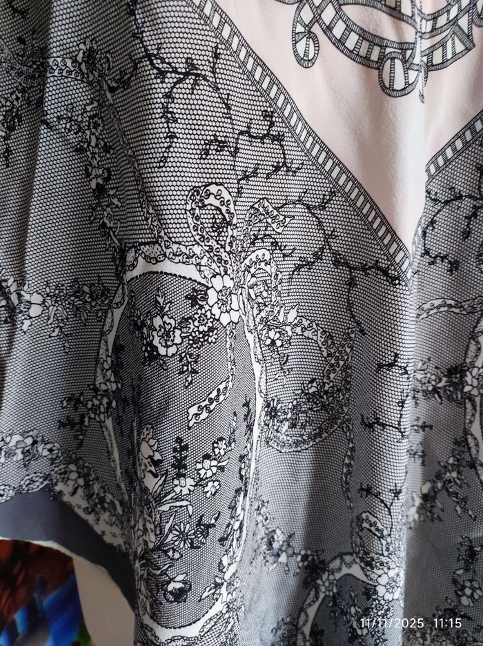 Foulard Carré grand format Rose perle et impression dentelle noire - photo numéro 3