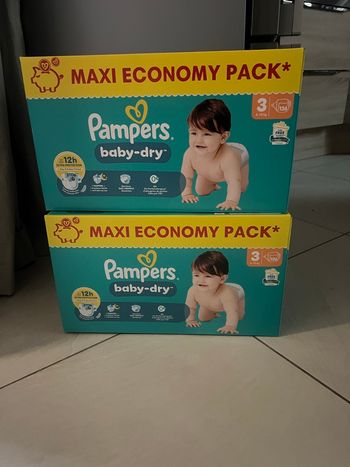 Deux cartons couches T3 Pampers 