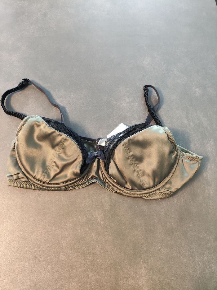 Lot de 5 soutiens-gorge – Taille 85A – Bon état général - photo numéro 4