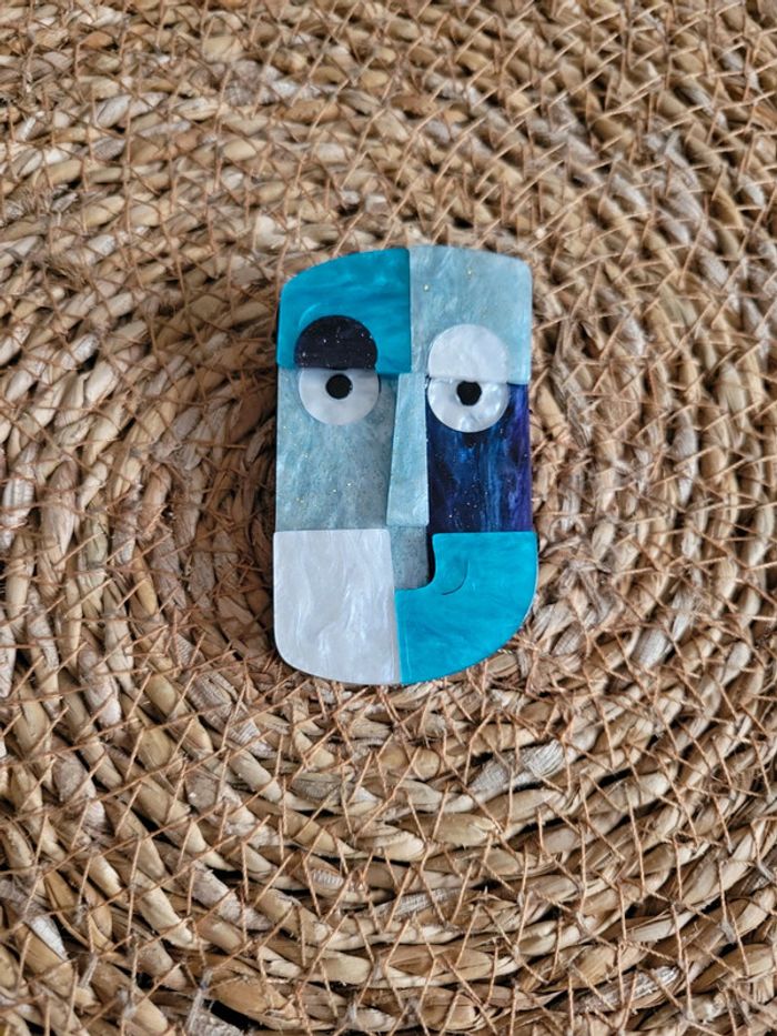 Broche visage abstrait bleu et blanc