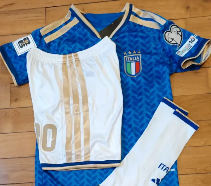 Magnifique tenue Italie (2026-27 nouveau) taille 10 ans bleu domicile - photo numéro 3