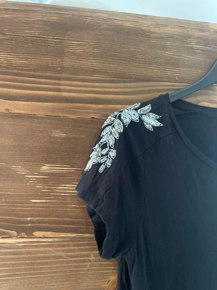 Tee shirt noir avec motif perle sur les épaules - photo numéro 2