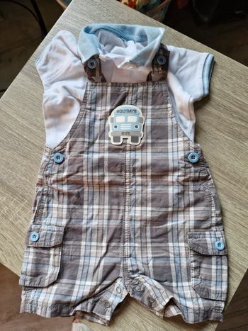 Ensemble garçon. Salopette short et polo