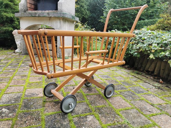 Berceau landeau en bois pour poupée vintage années 1970-1980