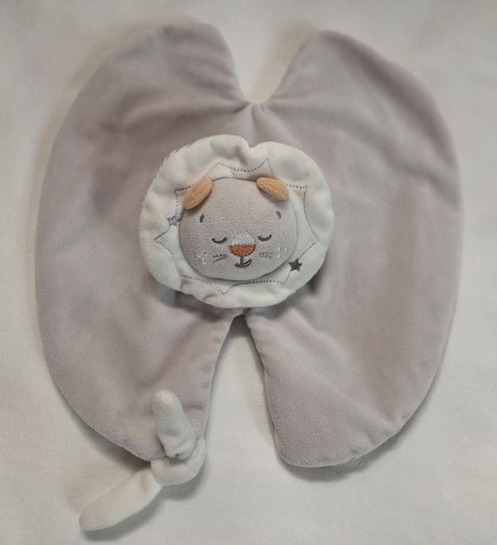 Doudou Lion plat gris et rayé- Attache tétine- Sucre d'orge - photo numéro 1