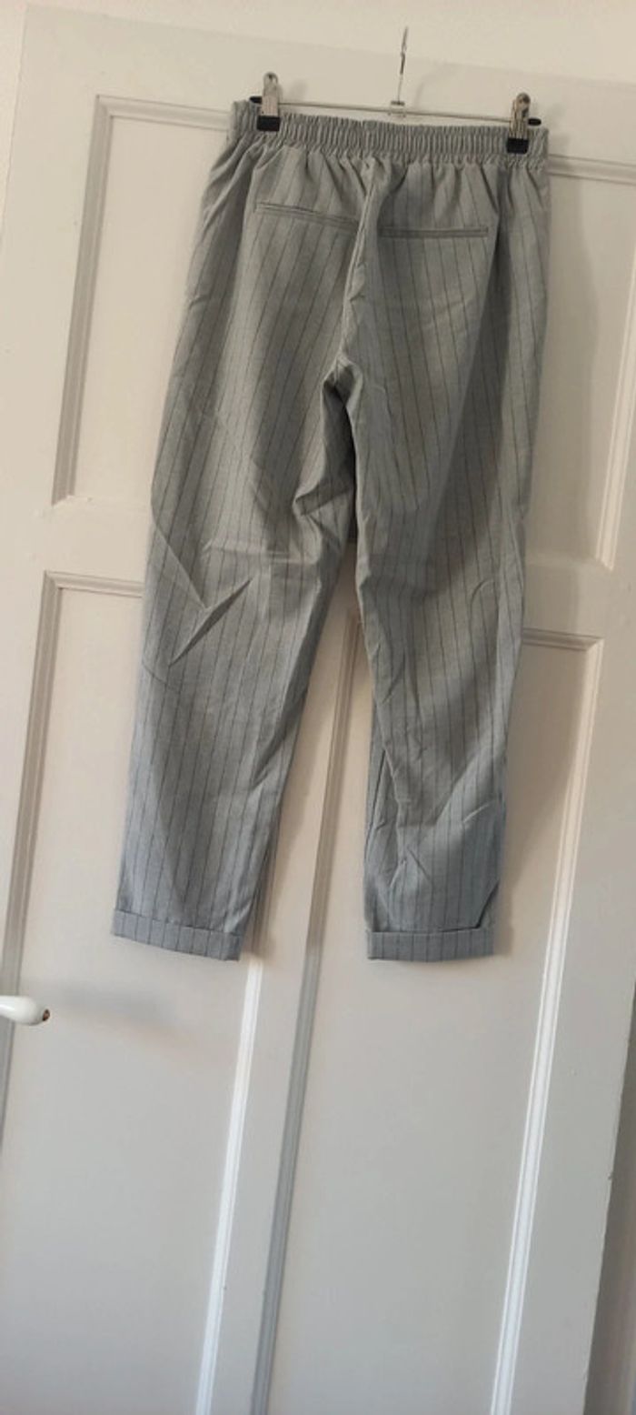 Pantalon droit gris rayé blanc bershka 38 - photo numéro 2
