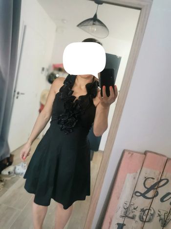 Jolie robe noire col frou-frou