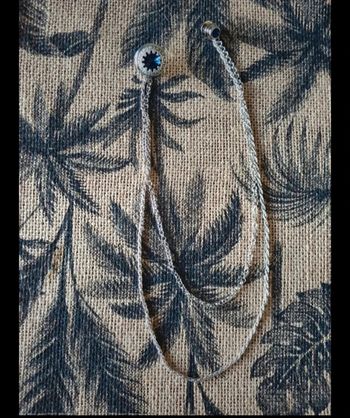 Chaîne avec breloque