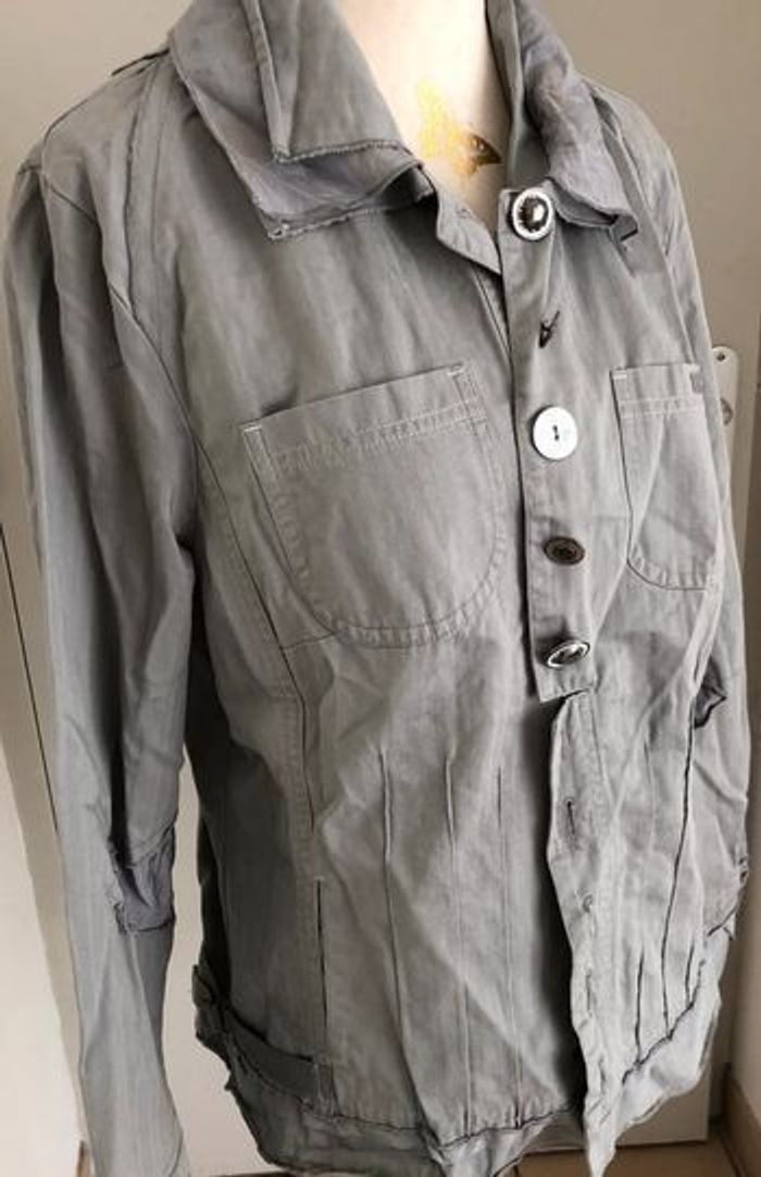 Veste légère, marque Voodoo, motifs dorés, grise, neuve, taille 40 - photo numéro 2
