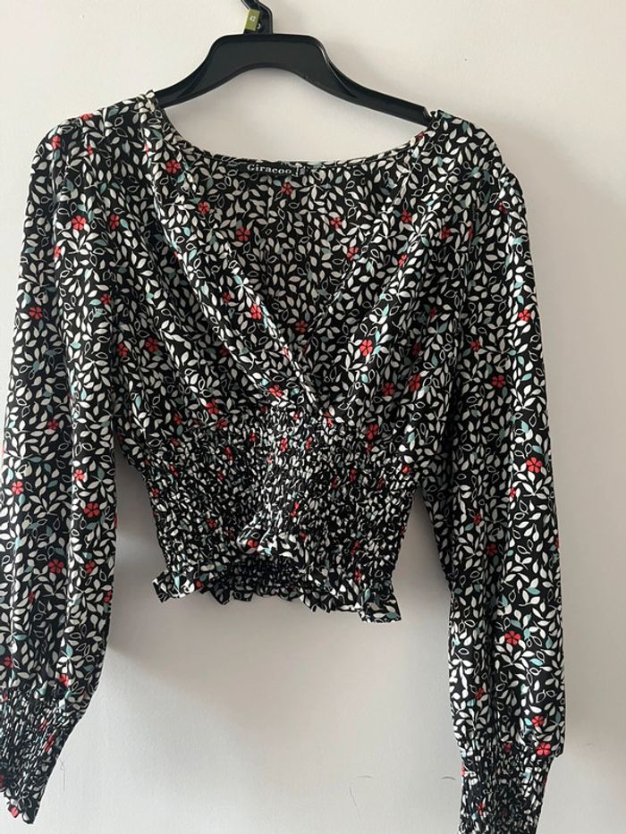 Blouse noire fleurie, décolleté V - M/L