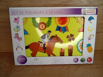 Set pochoirs à dessin 