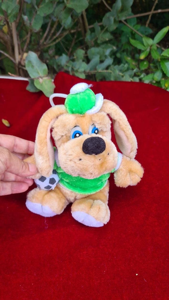Petit chien vintage joueur de foot maillot vert - photo numéro 2