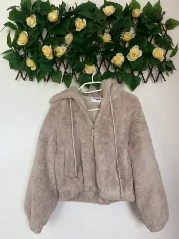 Manteau à capuche en fourrure  ( fausse ) small