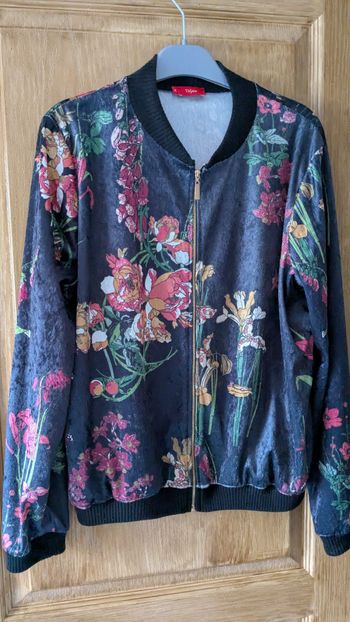 Gilet fin, coloré, à fermeture éclair.