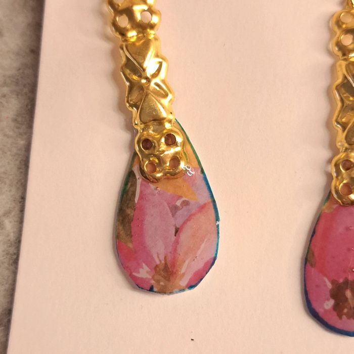 Boucles d'oreilles pendante en résine rose florale et doré - photo numéro 6