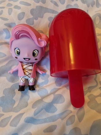 Figurine dans une glace