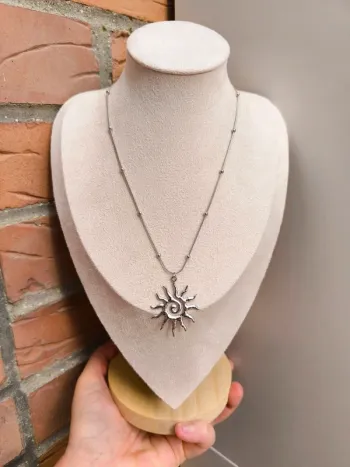 Collier argenté avec billes et soleil