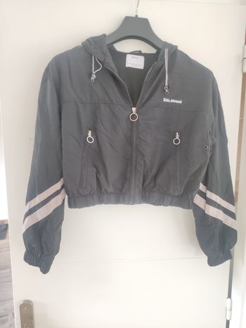 Blouson court à capuche 