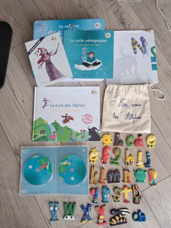 Apprendre a lire avec plaisir avec les 28 figurines alphas. Recrealire 
