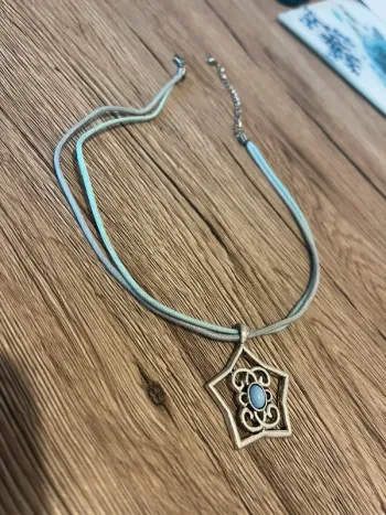 Collier avec une étoile