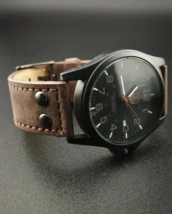 Montre marron foncé, technique, cadran noir