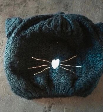 Bonnet d'hiver tête de chat oreilles qui dépasse