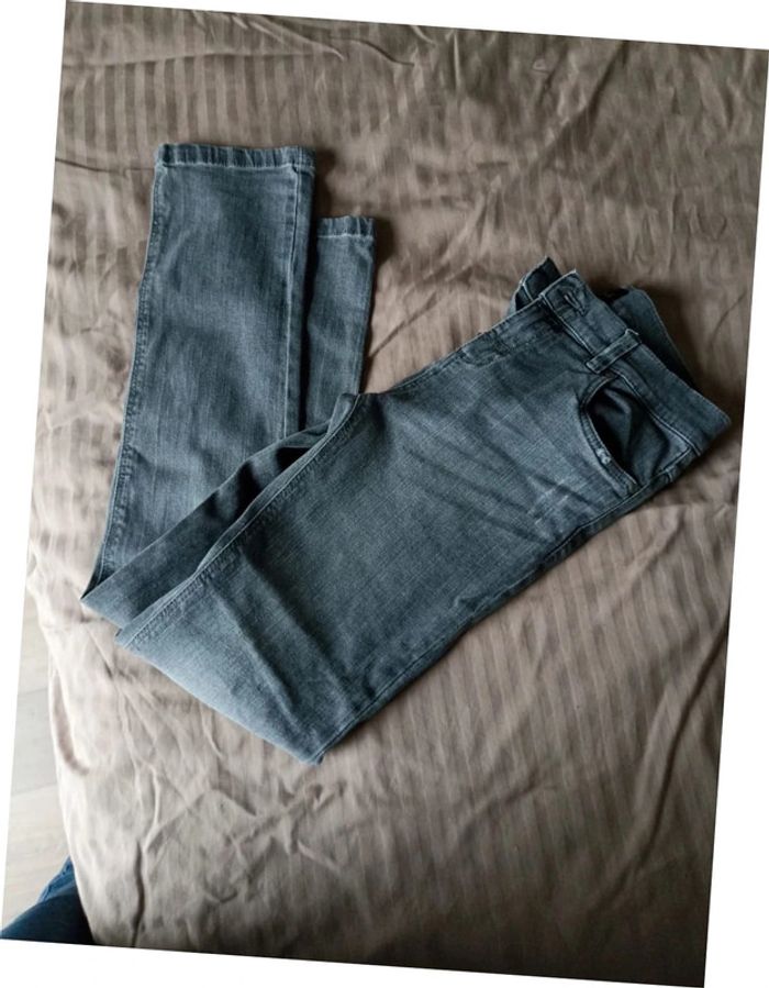 Superbe jean gris.