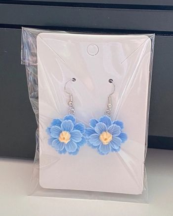 Très jolies Boucles d’oreille fleurs bleues