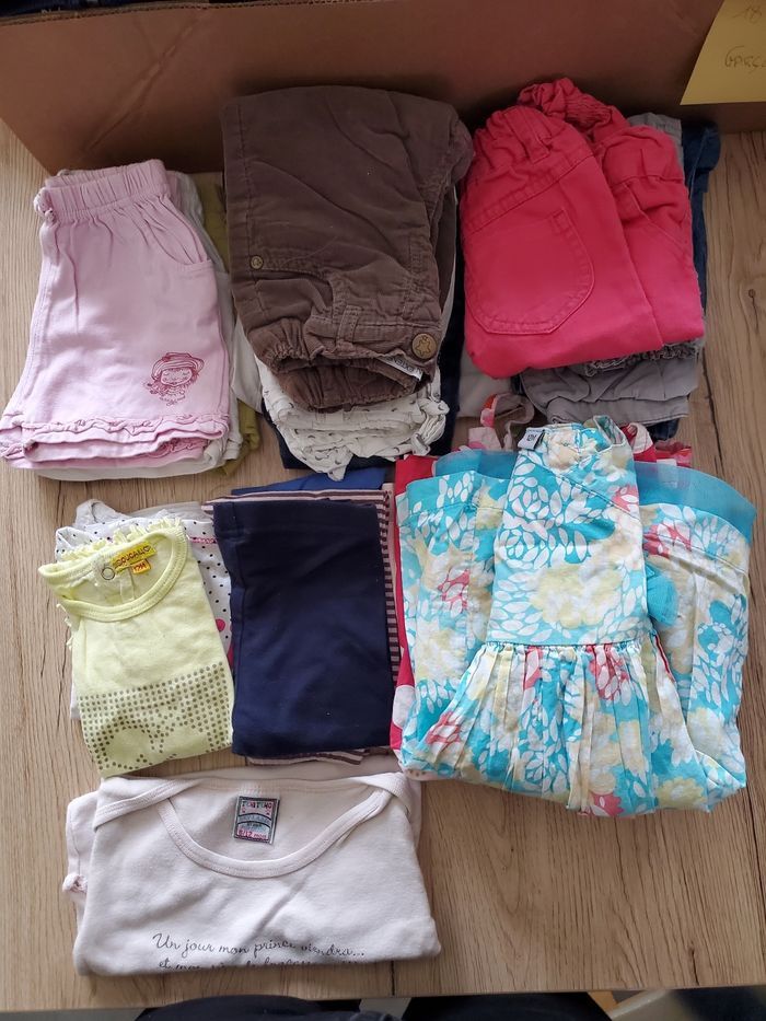 Lot de 19 vêtements fille taille 12 mois